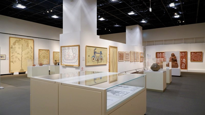 たばこと塩の博物館「ミティラー美術館コレクション展　インド コスモロジーアート 自然と共生の世界」／展覧会レポート