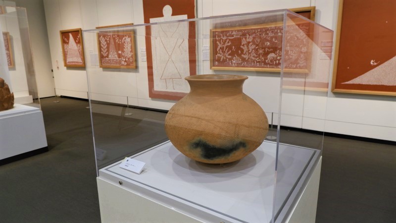インドには、5000年以上に及ぶテラコッタ（素焼の陶器）制作の伝統があります。母なる大地は様々な形で崇拝されており、その大地から採った粘土で作られるテラコッタもまた、現地の人々に生き物のように扱われたり、守り神のように思われたりしています。ミティラー美術館では、1989年にインド政府から寄贈された109点の作品群のほか、日本の土と稲藁を使った現地にはない新たな作品も所蔵しています。